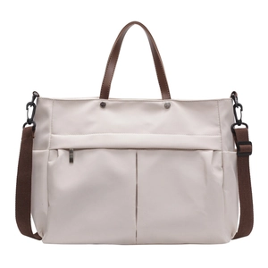 Bolso tote grande de nailon beige con asas de cuero marrón y correa ajustable