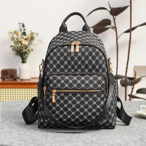 Zaino chic con motivo monogramma bianco e nero e dettagli in metallo dorato
