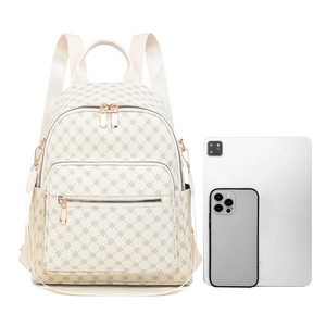 Zaino beige elegante con motivi geometrici, mostrato con tablet e telefono per dimensioni