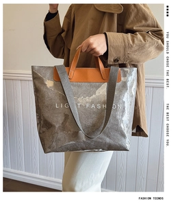 Détail d'un sac cabas imperméable motif marbre avec poignées en cuir marron