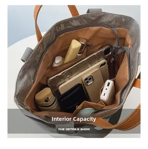Détail de l'intérieur grande capacité avec poches pour articles quotidiens en sac tyvek