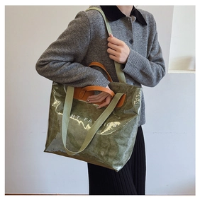 Détail du sac cabas en papier Tyvek vert olive avec couche transparente et cuir