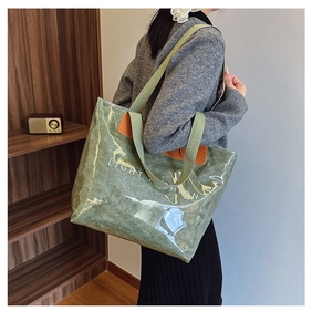 Détail du sac cabas résistant à l'eau avec texture marbrée et finitions cuir