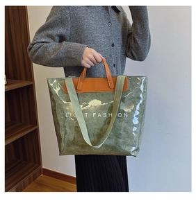 Détail du sac cabas en Tyvek avec texture froissée verte sous un film PVC transparent