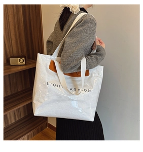 Vue détaillée du grand sac cabas blanc en papier Tyvek avec texte et bordures en cuir brun
