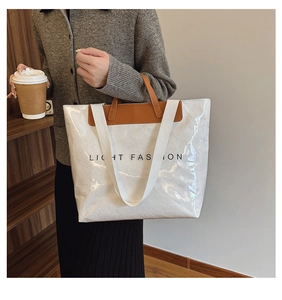 Sac fourre-tout tendance en Tyvek avec imprimé Light Fashion et anses en cuir brun