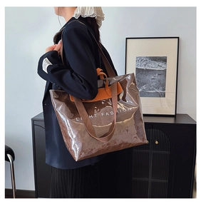 Détail du sac cabas transparent en PVC avec doublure marron et motif Light Fashion