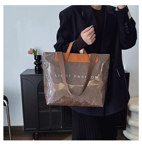 Détail du sac cabas marron en papier DuPont avec couche imperméable et logo