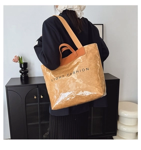 Grand sac cabas en papier Dupont et PVC marron présenté dans un décor minimaliste