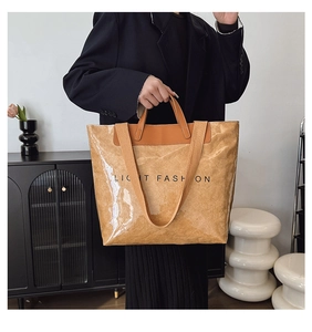 Détail du sac cabas en papier Tyvek étanche avec couche PVC et poignées en cuir élégantes