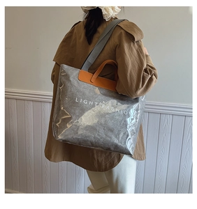 Photo lifestyle d'un grand sac cabas texture marbre avec des anses en cuir
