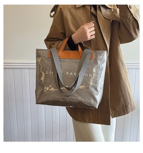 Détail du sac cabas en tyvek argenté avec anses en cuir et logo Light Fashion