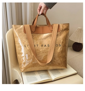 Détail du sac cabas en papier Tyvek avec couche PVC transparente sur chaise design