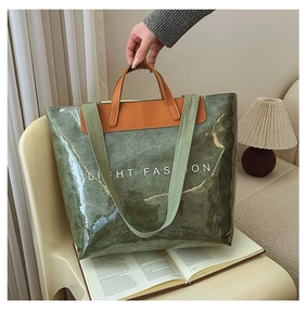 Détail du sac cabas en papier DuPont imperméable avec poignées cuir et bandoulière verte