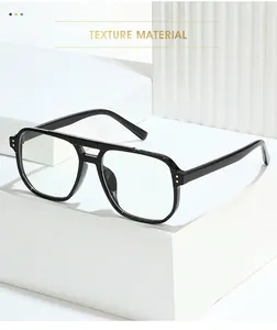 Dettaglio montatura aviator nera con design a doppio ponte e rivetti dorati