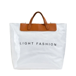 Sac fourre-tout blanc en Tyvek avec poignées en cuir marron et imprimé Light Fashion