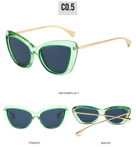 Tre viste di occhiali da sole cat eye con montatura verde e stanghette in metallo dorato
