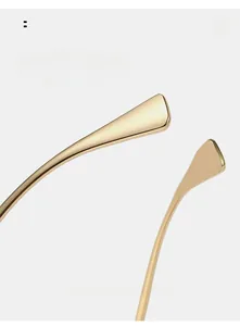 Dettaglio delle stanghette in metallo dorato con punte curve per una calzata comoda