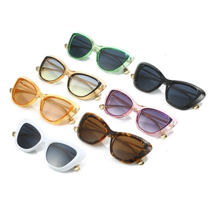 Collezione di occhiali da sole cat eye in sette colori con eleganti dettagli in metallo