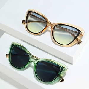 Occhiali da sole cat eye retrò con montature trasparenti ambra e verde e metallo