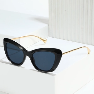 Occhiali da sole cat-eye retrò con montatura nera, lenti blu e aste dorate