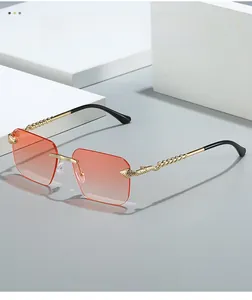 Détail des branches en métal doré en forme de serpent sur lunettes de soleil dégradées