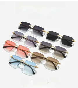 Détails de lunettes de soleil carrées sans monture avec décor de panthère en métal doré