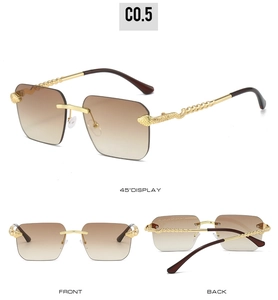 Détail de lunettes de soleil carrées sans monture avec branches serpent dorées et verres bruns