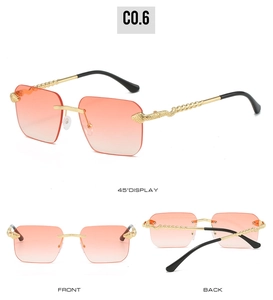 Détail de lunettes de soleil carrées sans monture avec verres dégradés roses et branches serpent
