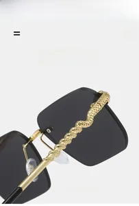 Gros plan sur la branche de lunettes en métal doré avec motif de serpent et texture fine