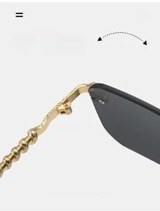 Détail des charnières en métal doré texturé serpent sur des lunettes sans monture
