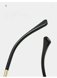 Détails des branches courbées et charnières dorées sur lunettes de soleil carrées
