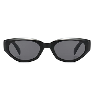 Lunettes de soleil œil de chat noires avec monture ovale large et verres foncés sur fond blanc