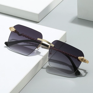 Lunettes de soleil carrées sans monture avec verres dégradés gris et monture en métal doré