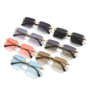 Lunettes de soleil carrées sans monture avec verres dégradés et branches serpent en or