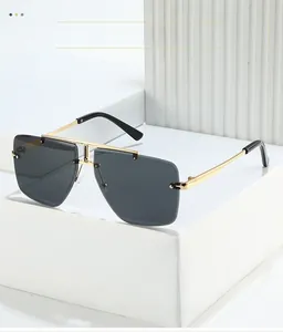 Détail de lunettes de soleil sans monture à double pont doré sur un support géométrique