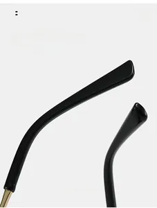 Détail des branches ergonomiques et charnières métalliques de lunettes de soleil noires