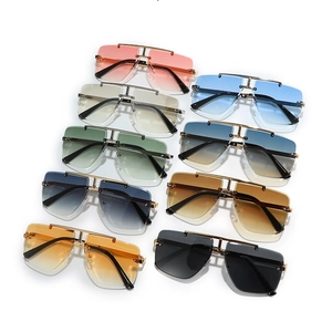 Collection de lunettes de soleil carrées sans monture avec double pont en diverses teintes dégradées
