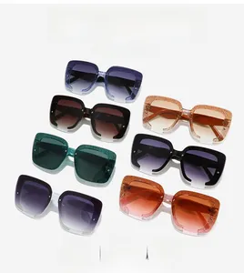 Présentation de diverses lunettes de soleil carrées oversize pailletées en couleurs
