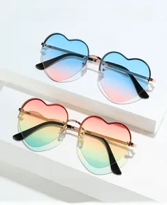 Détail de lunettes de soleil en forme de cœur avec monture métal et verres dégradés