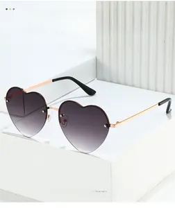 Détail de lunettes de soleil coeur dégradé violet avec monture en métal or rose