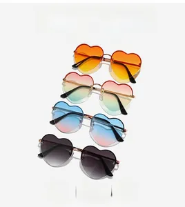 Série verticale de lunettes de soleil coeur sans monture avec verres dégradés colorés