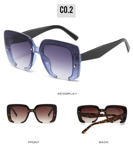 Vue détaillée de lunettes de soleil carrées sans monture en violet pailleté et écaille