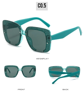 Vue en trois angles de lunettes de soleil carrées sans monture avec paillettes vertes et verres