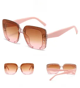Vue sous trois angles de lunettes de soleil carrées sans monture à verres dégradés