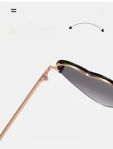 Vue détaillée de la charnière en métal renforcé de ces lunettes de soleil en forme de cœur