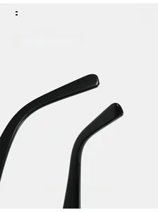 Gros plan sur les branches ergonomiques incurvées d'une lunette de soleil sans monture