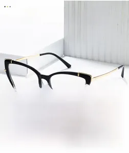 Détail de lunettes anti-lumière bleue œil de chat avec monture TR90 noire et branches dorées