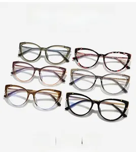 Vue détaillée de dessus de six montures de lunettes œil-de-chat aux coloris variés