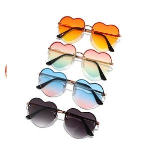 Lunettes de soleil sans monture en forme de cœur avec verres dégradés et branches dorées